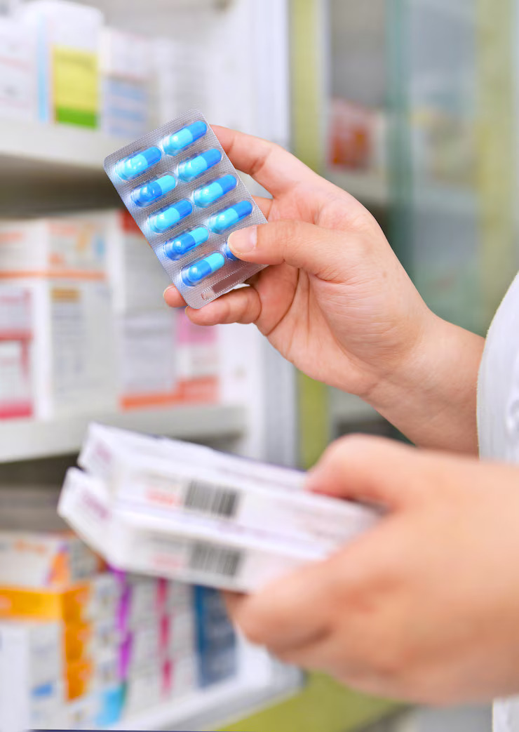 farmaceutico-que-sostiene-caja-medicina-paquete-capsula-farmacia-farmacia_67340-23